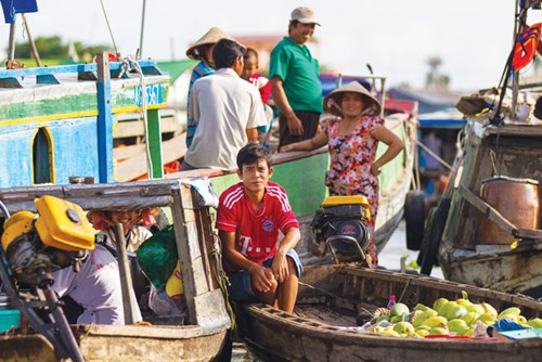 Les barques sont contigues en haut moment du jour